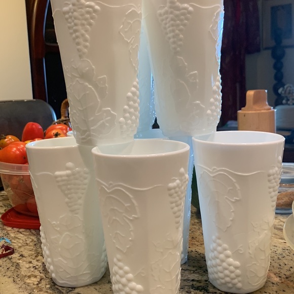 SET OF 8 MILK GLASS TUMBLERS ,GRAPE VINE PATTERN - Picture 3 of 9